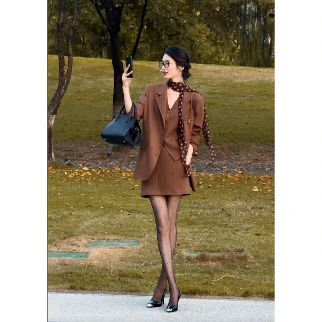 元族【丢丢】早秋新款法式复古高级感马甲短裙西装三件套装D53TZC