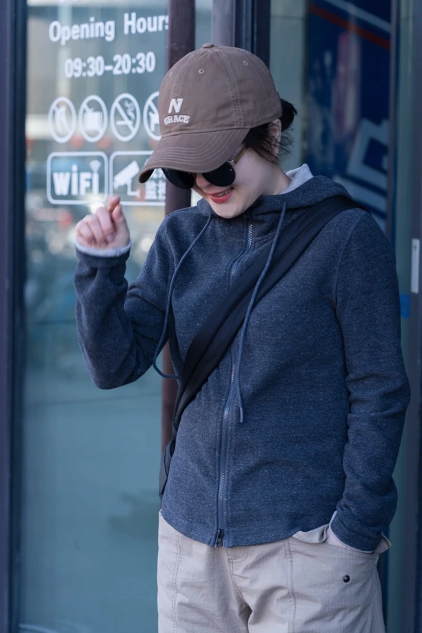 251519【燕子优选】菲玛掂休闲百搭拉链连帽外套