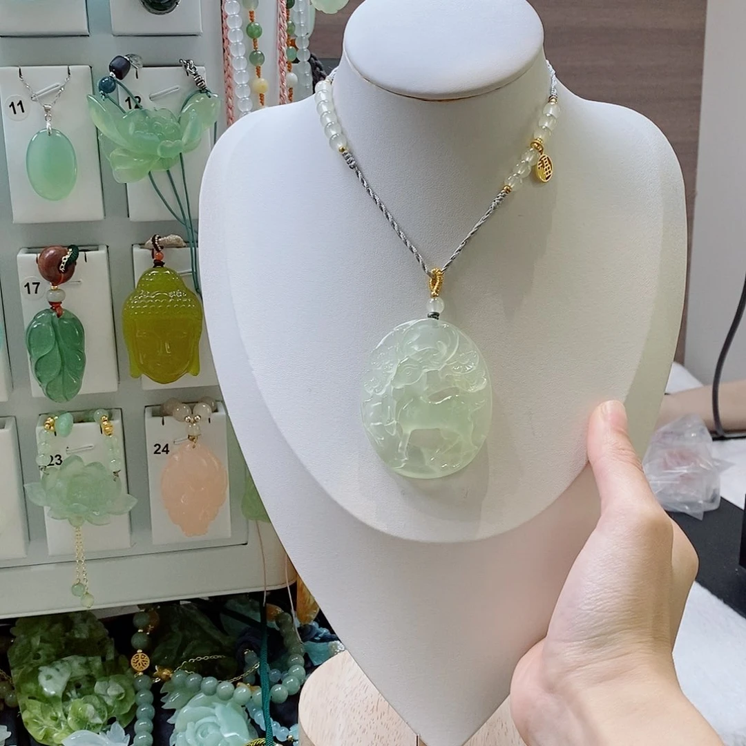 蛇纹石玉未镶嵌颈饰