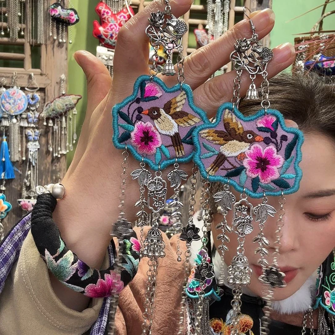刺绣耳环。