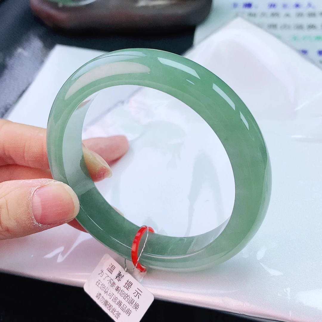 翡翠手镯未镶嵌56圈