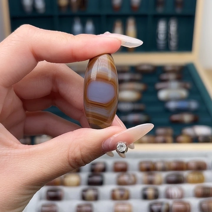 如***的玛瑙/玉髓未镶嵌珠宝奇石