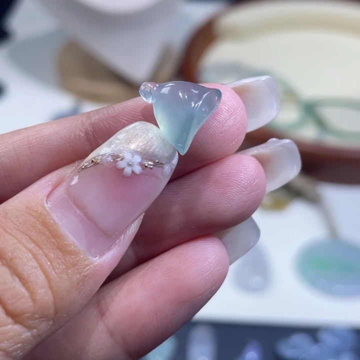 翡翠未镶嵌颈饰莲蓬