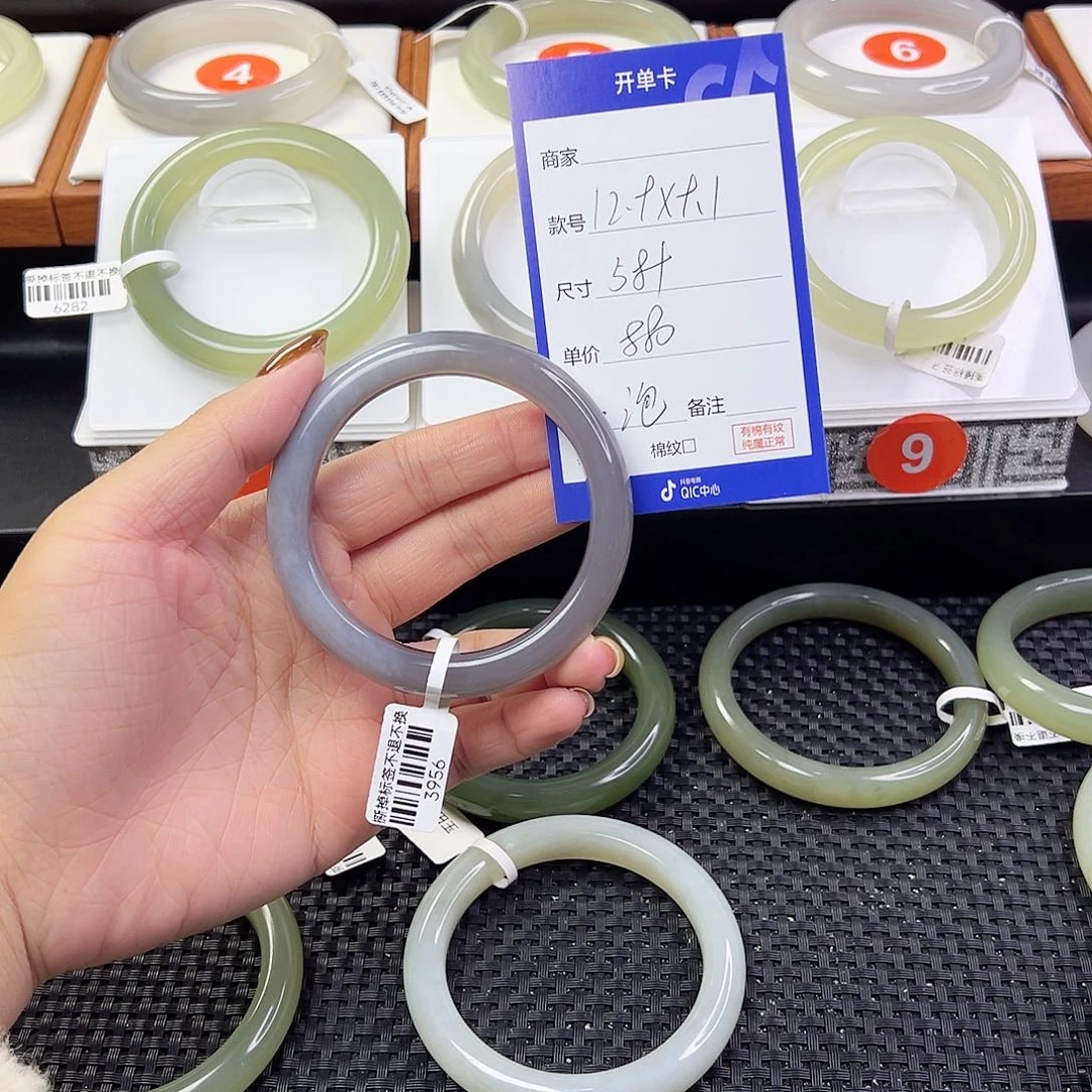 泡***沫和田玉未镶嵌手镯