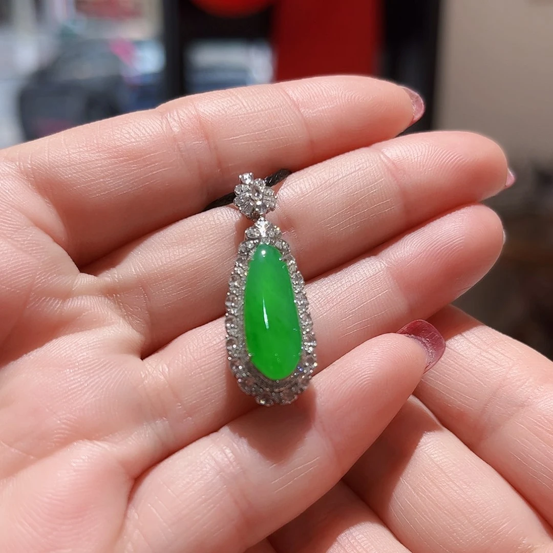 翡翠颈饰18K金镶嵌翡翠吊坠