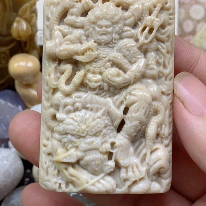 颈饰未镶嵌硅化珊瑚（珊瑚玉）