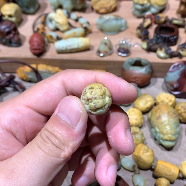 未镶嵌岫岩河磨玉（透闪石质玉）挂件