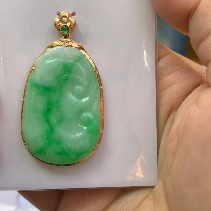 翡翠颈饰18K金镶嵌翡翠吊坠