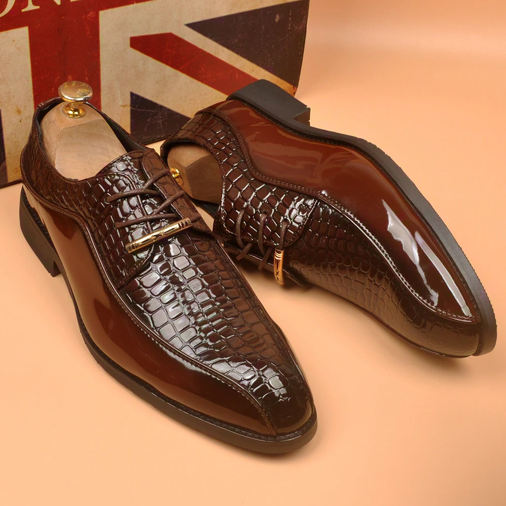 新款男士英伦风尖头商务休闲皮鞋漆皮发型师雕花亮皮潮鞋子内增高