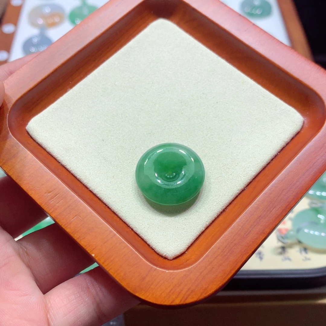 翡翠未镶嵌吊坠(赠链)