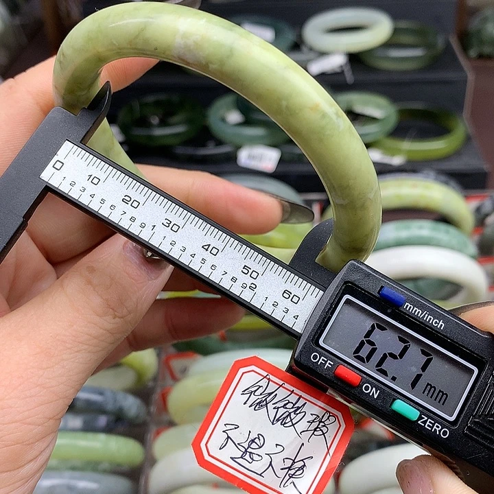 蛇纹石玉手镯未镶嵌402