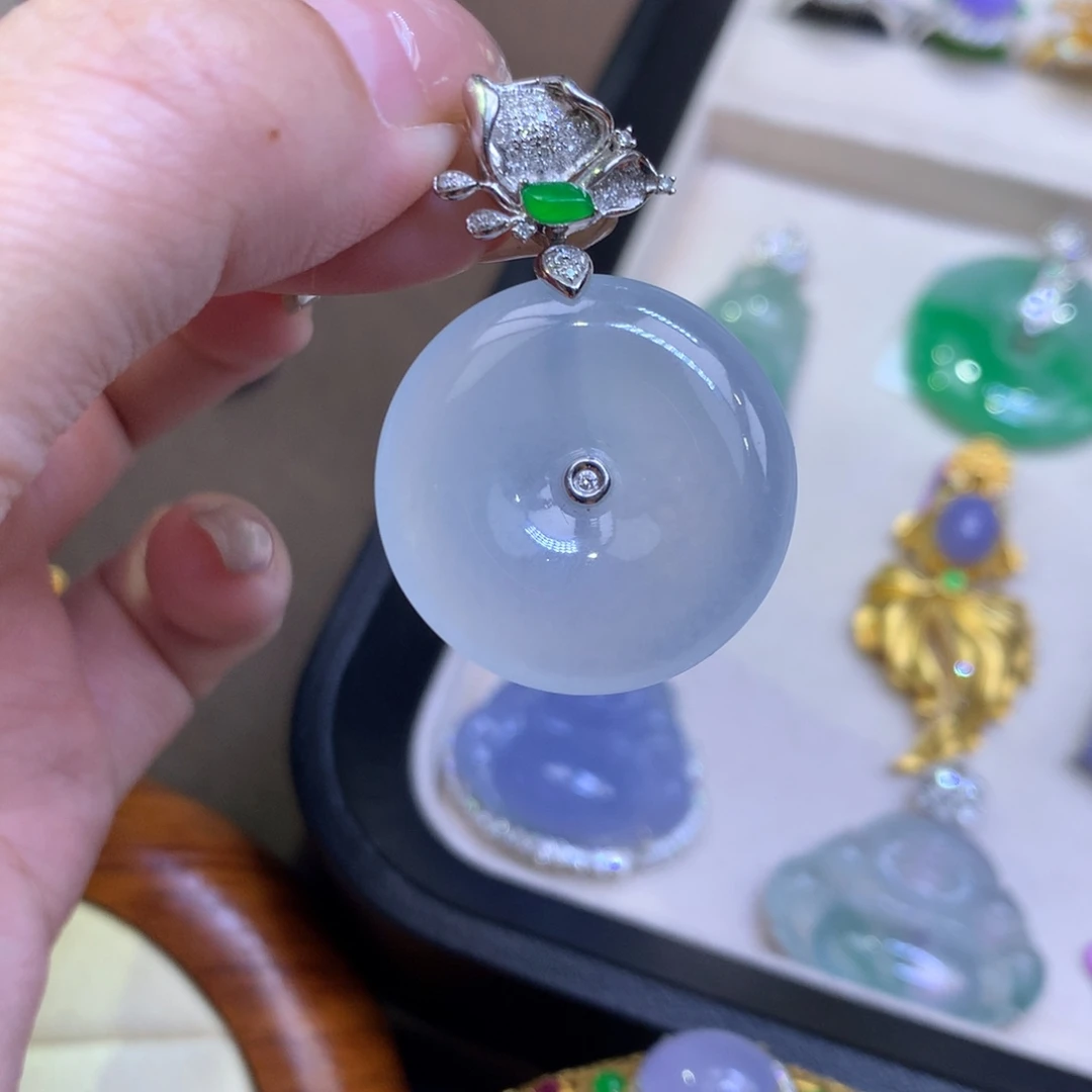 翡翠18K金镶嵌颈饰