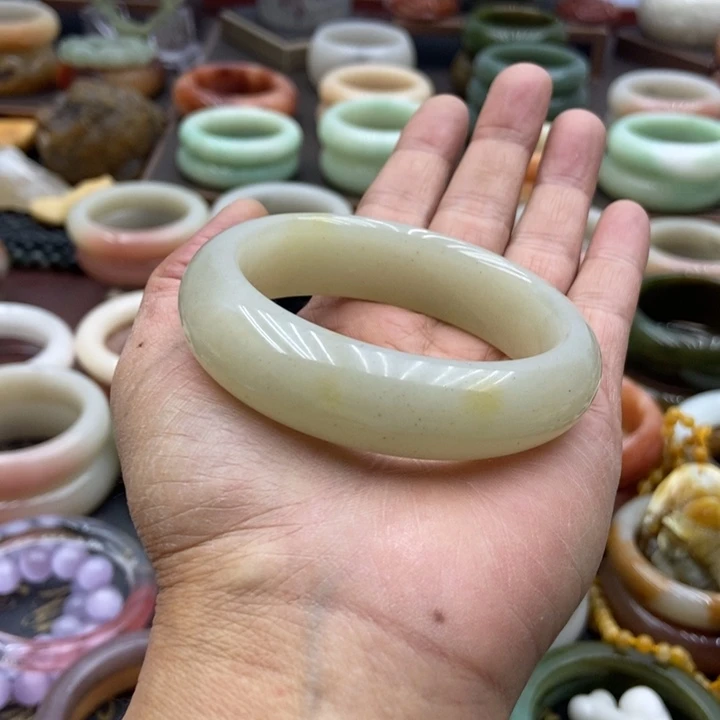 石英岩玉未镶嵌手镯冰底桂花