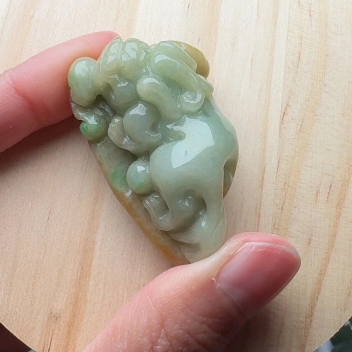 翡翠未镶嵌颈饰貔貅