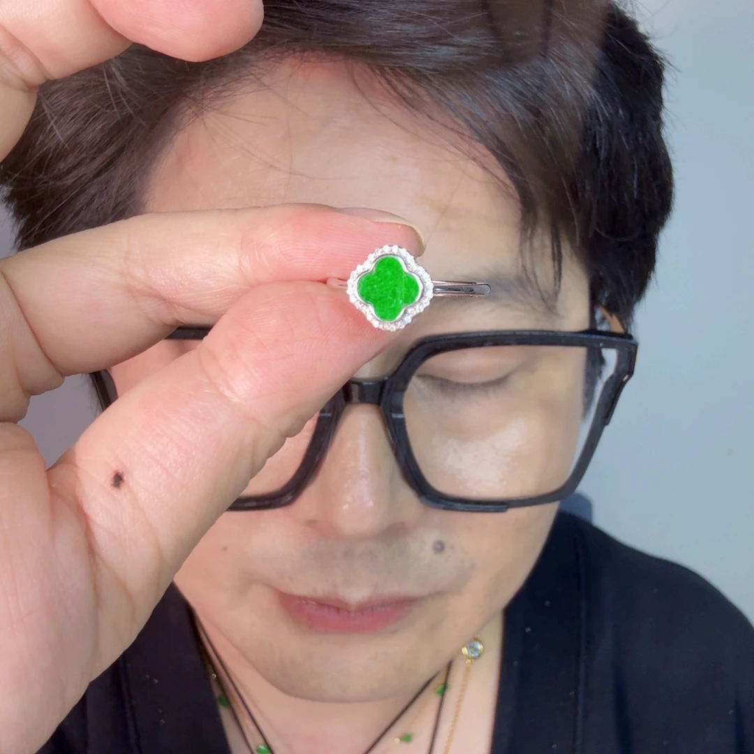 翡翠未镶嵌颈饰一件