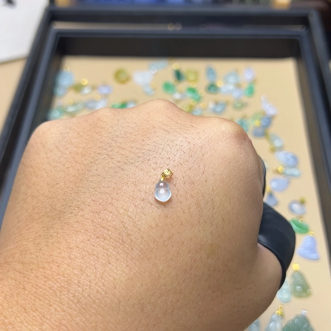 翡翠18K金镶嵌颈饰葫芦