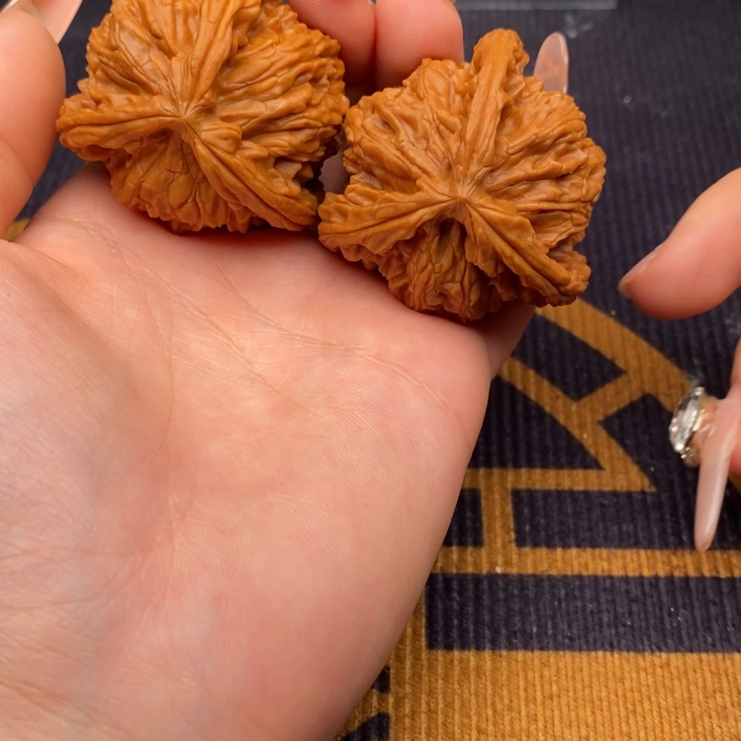 西***葱文玩核桃吊坠白狮子