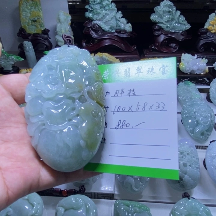 胖***级颈饰未镶嵌翡翠小狗手把件