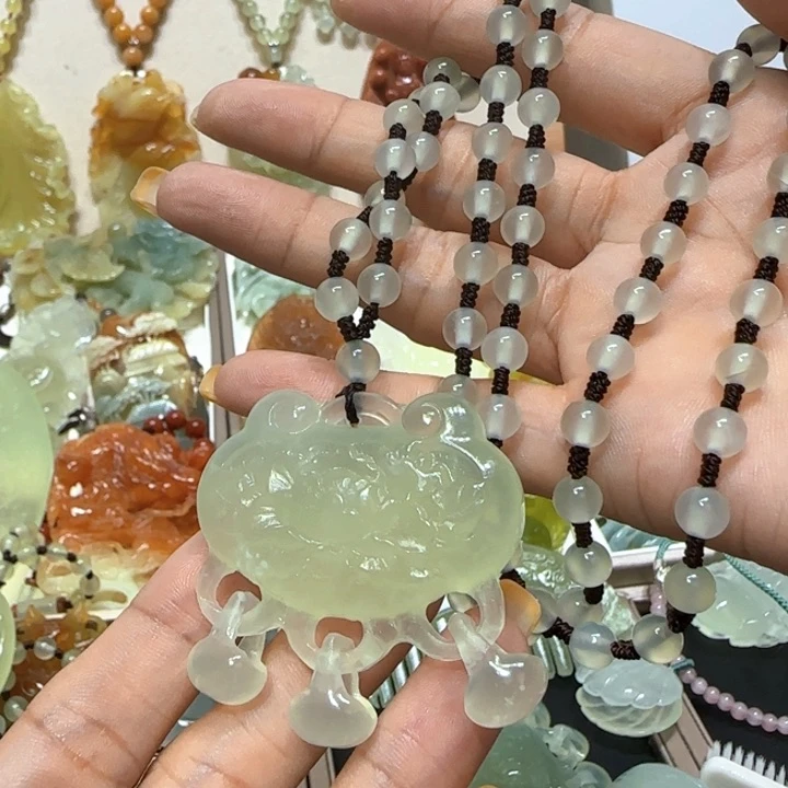 蛇纹石玉未镶嵌吊坠