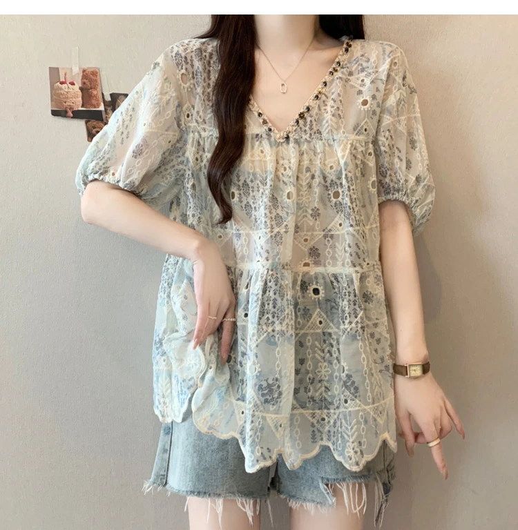 大码遮肚子V领蕾丝镂空泡泡袖衬衫女夏季胖妹妹宽松显瘦小衫上衣