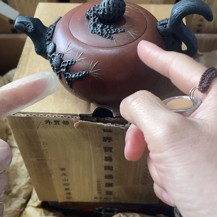 茶壶紫砂矿泥料，手工制作的一把紫砂壶。