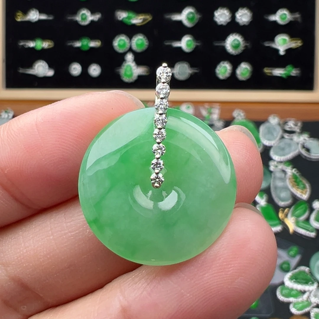 翡翠18K金镶嵌颈饰扣