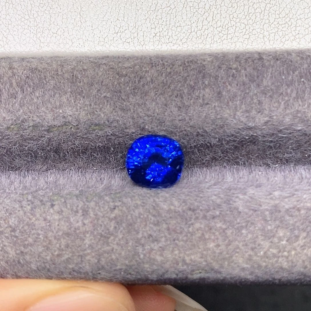 蓝宝石裸石2.73克拉天然玻璃体满火彩皇家蓝蓝宝石