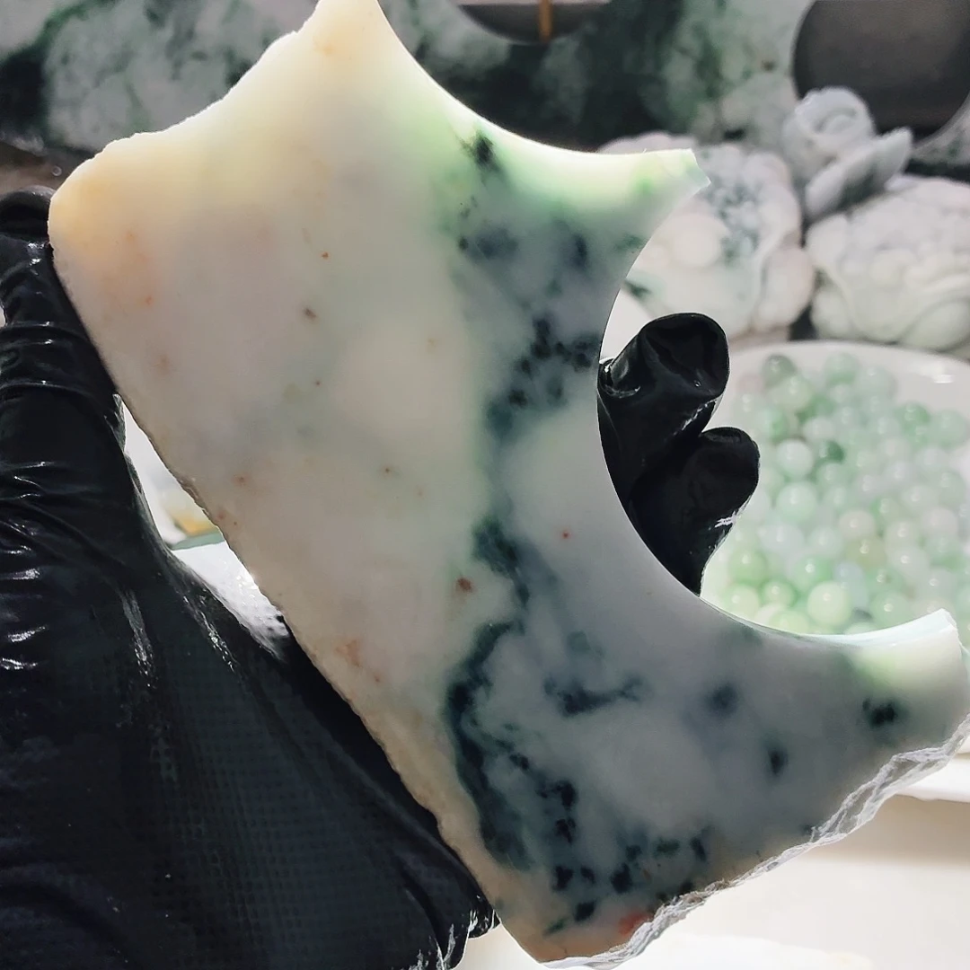 翡翠未镶嵌颈饰边角料