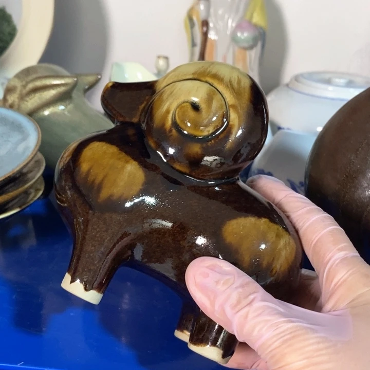 瓷片七厂花釉羊摆件
