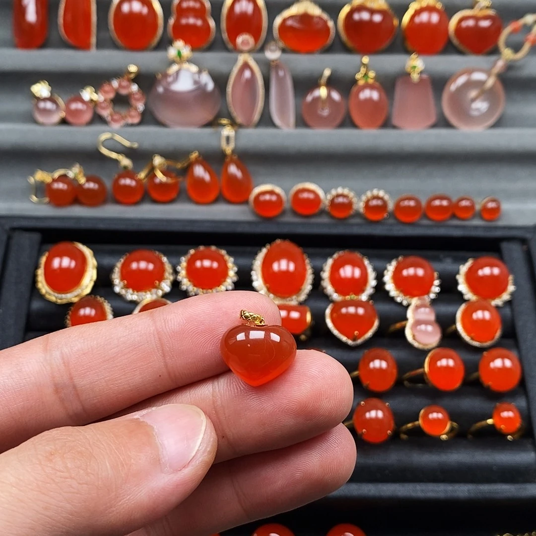 南红玛瑙18K金镶嵌颈饰