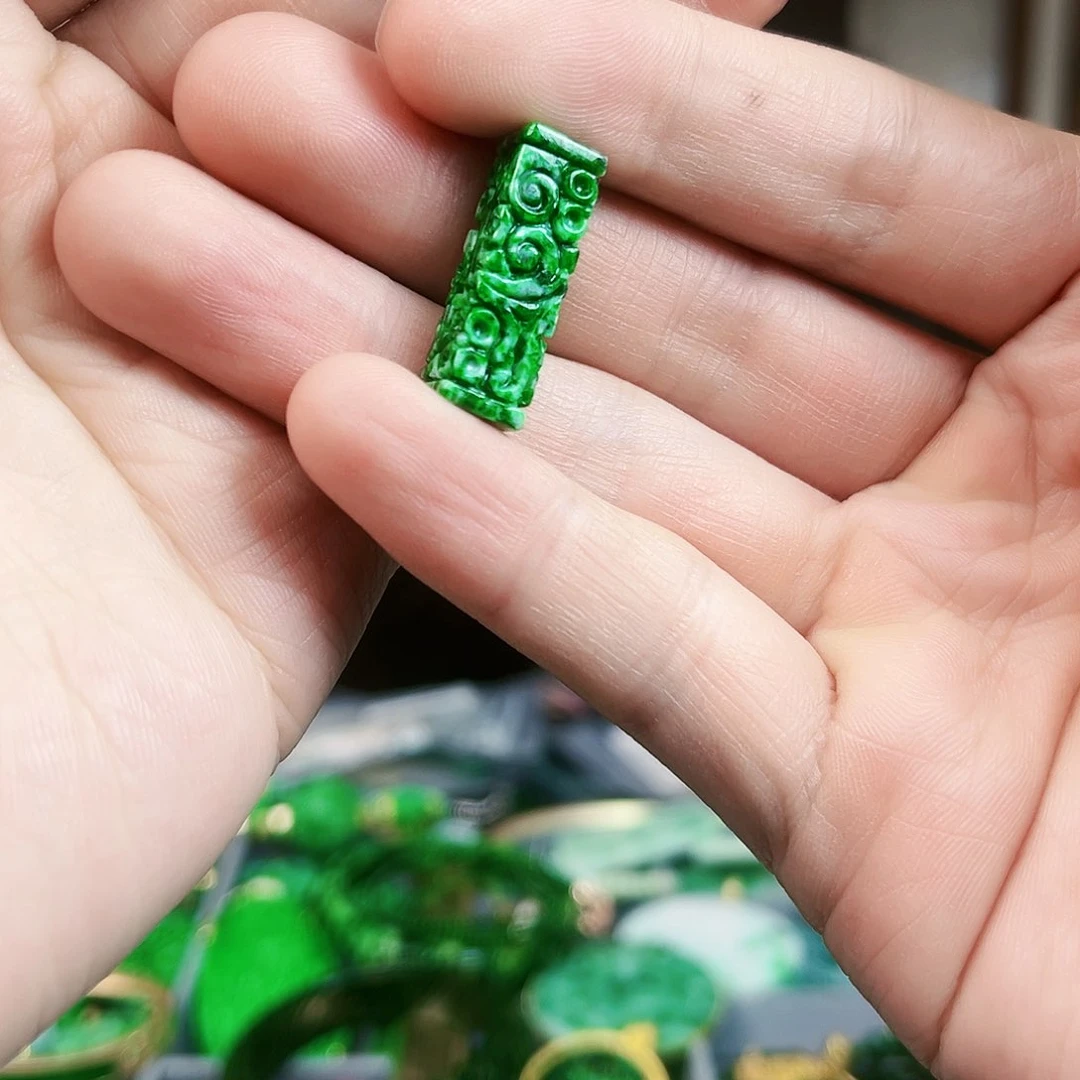 翡翠颈饰未镶嵌吊坠