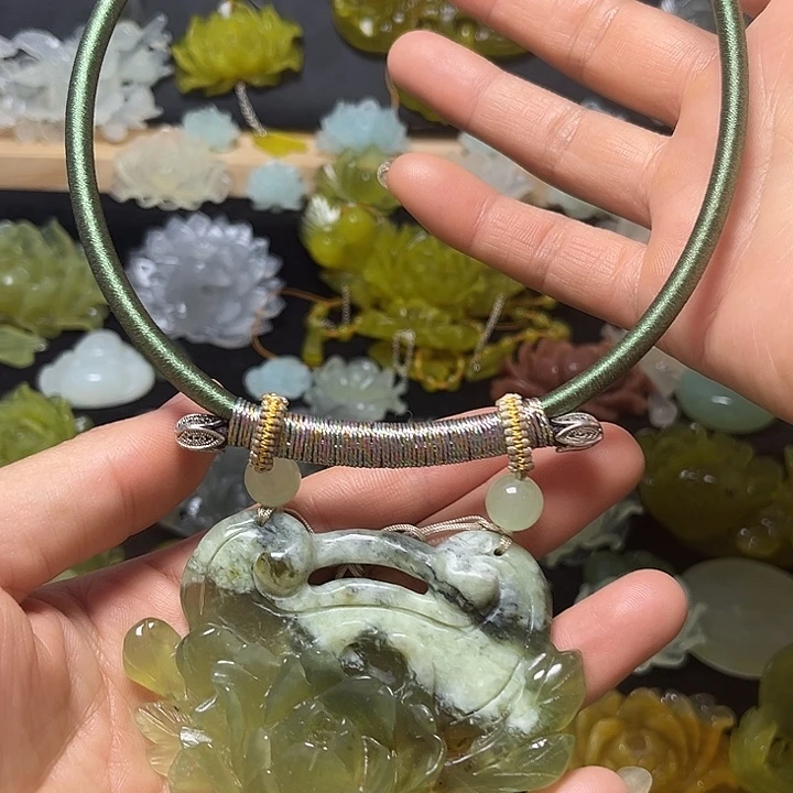 蛇纹石玉未镶嵌颈饰