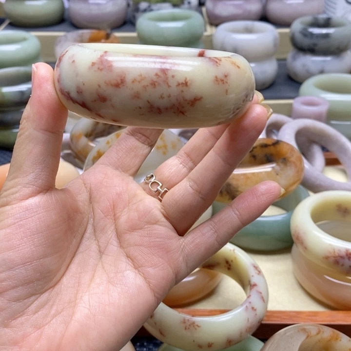 金***堂未镶嵌手镯石英岩玉