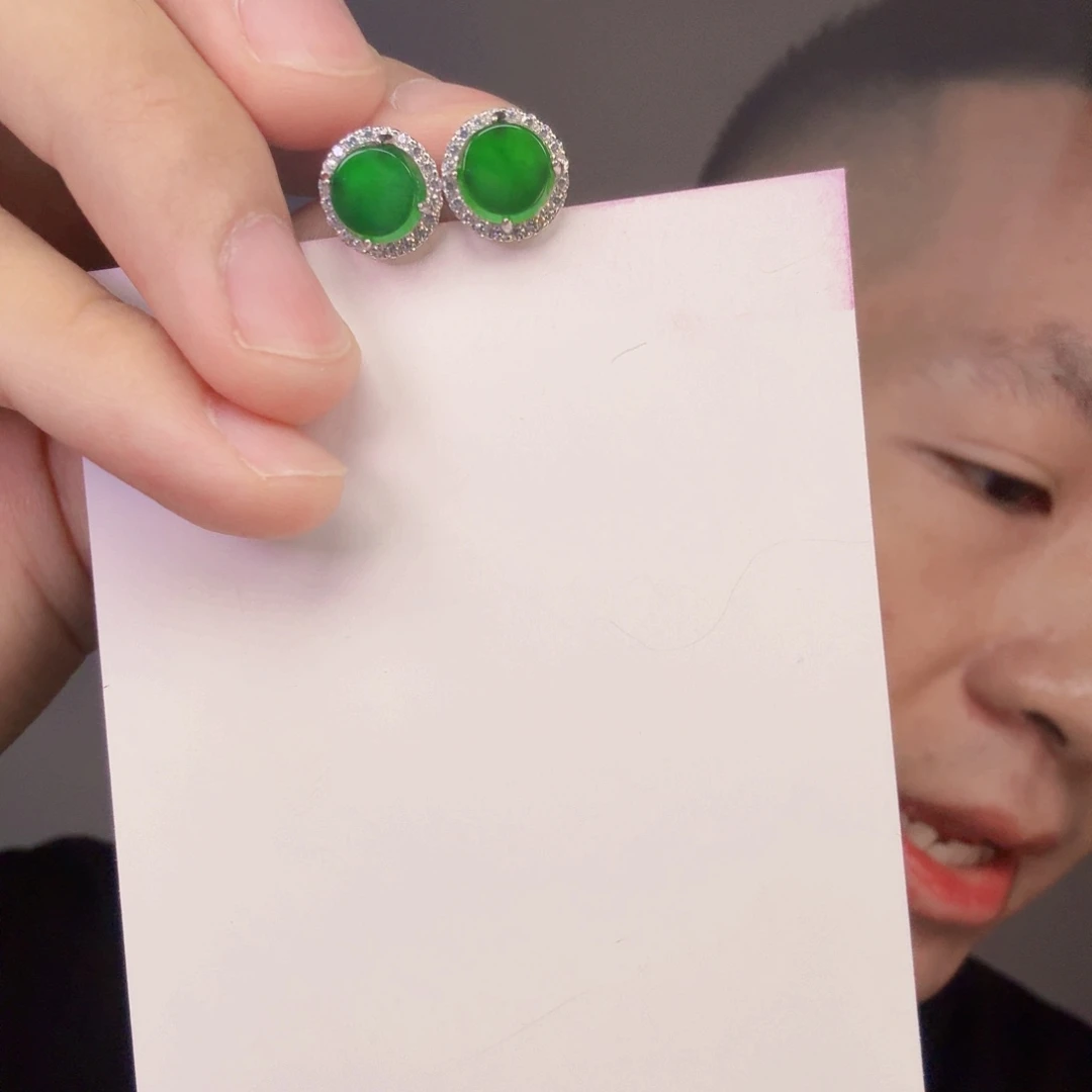 翡翠未镶嵌颈饰一对