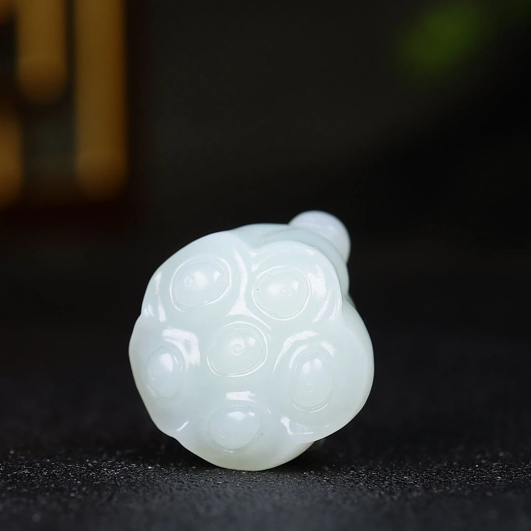 122346和田玉白玉莲蓬挂件