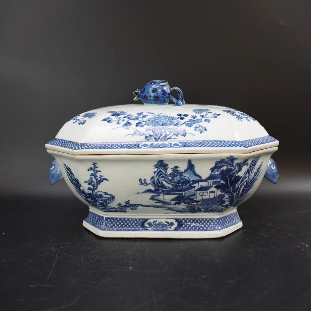 Lot.25101136清乾隆青花山水花卉纹盖锅 长：约34.7cm