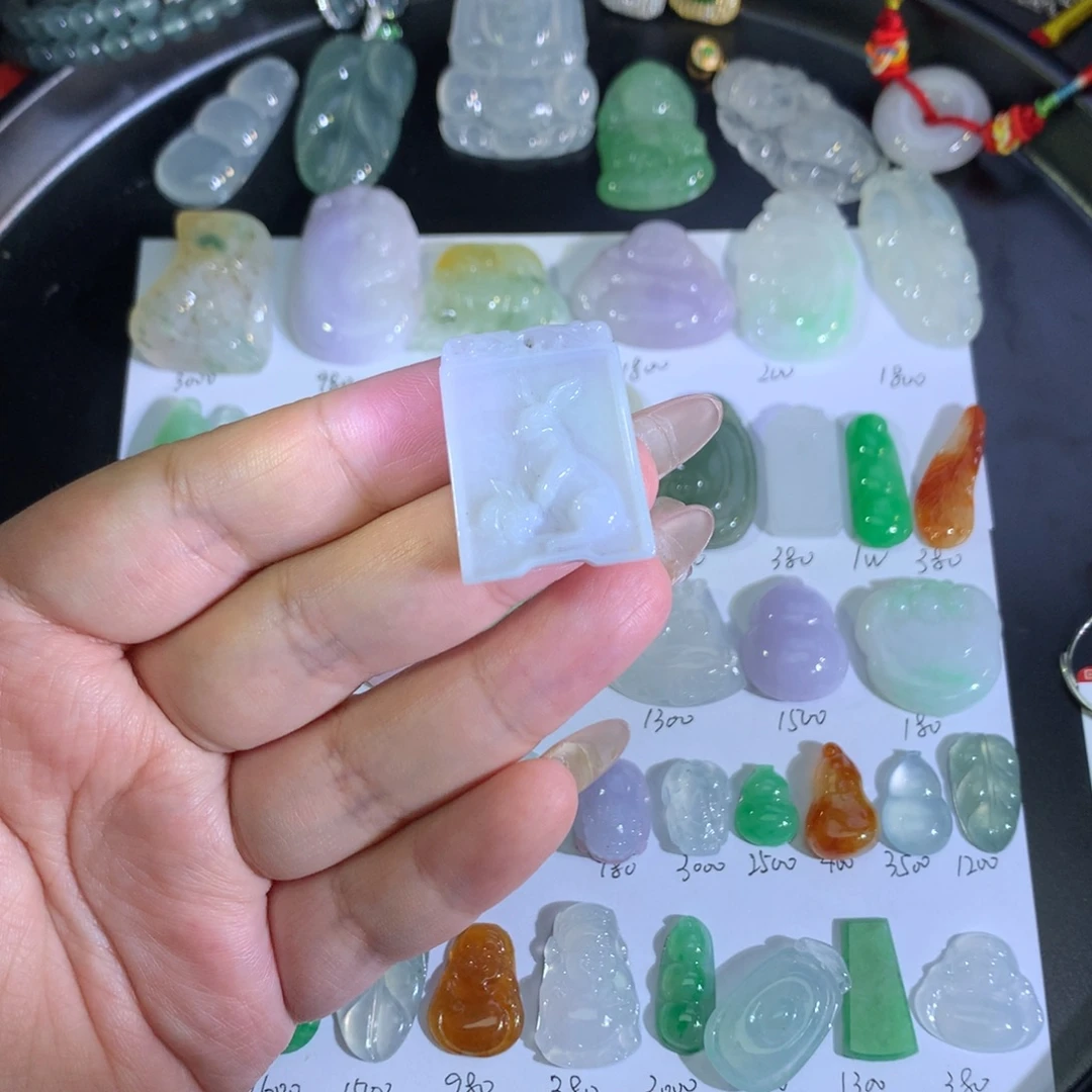 翡翠裸石未镶嵌兔牌