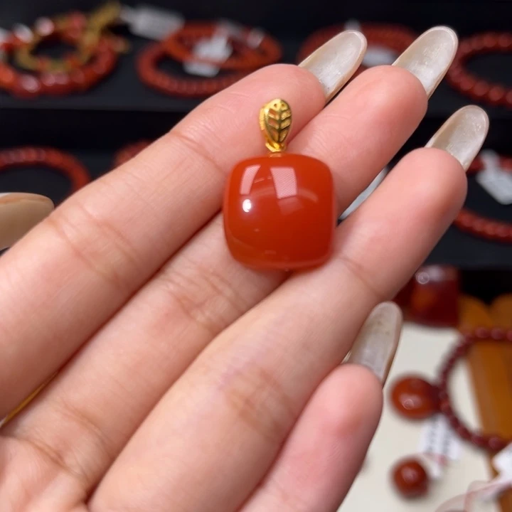 南红玛瑙银S925镶嵌颈饰樱桃红吊坠