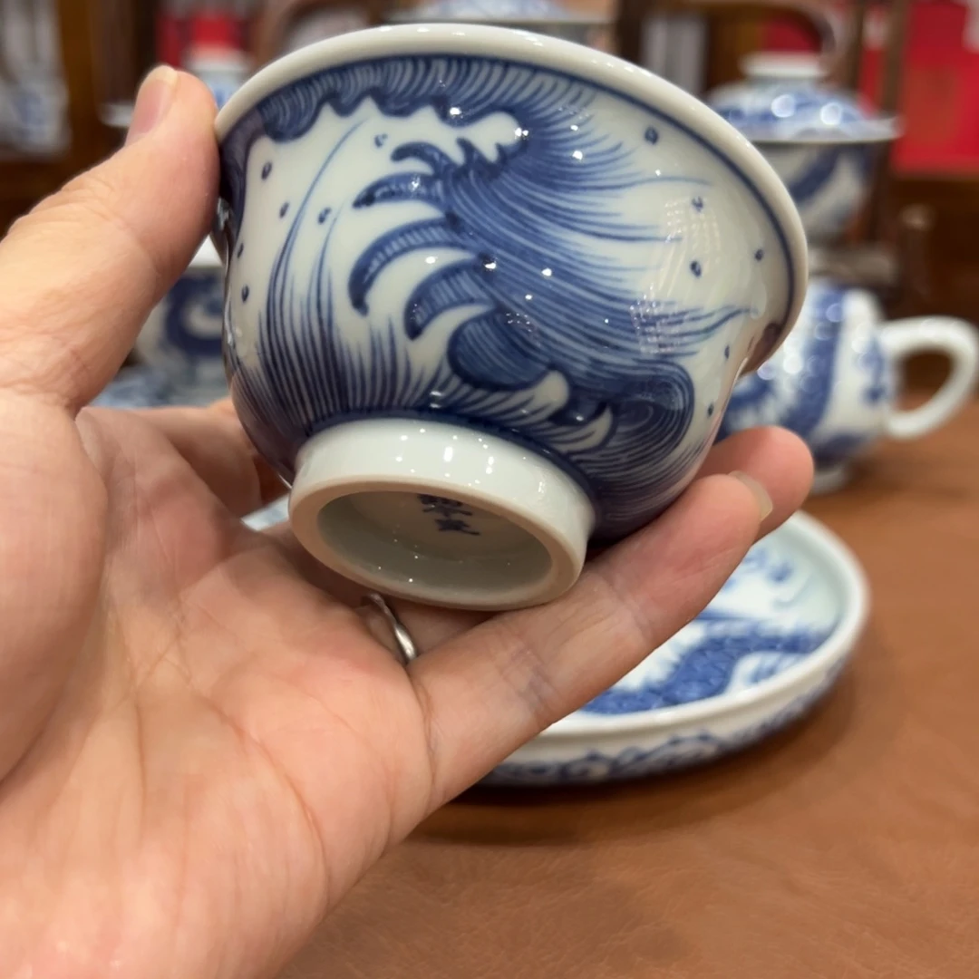 手绘青花海浪压手杯