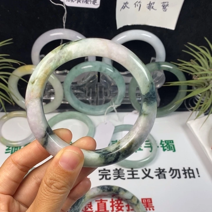 翡翠未镶嵌手镯70号。62圈