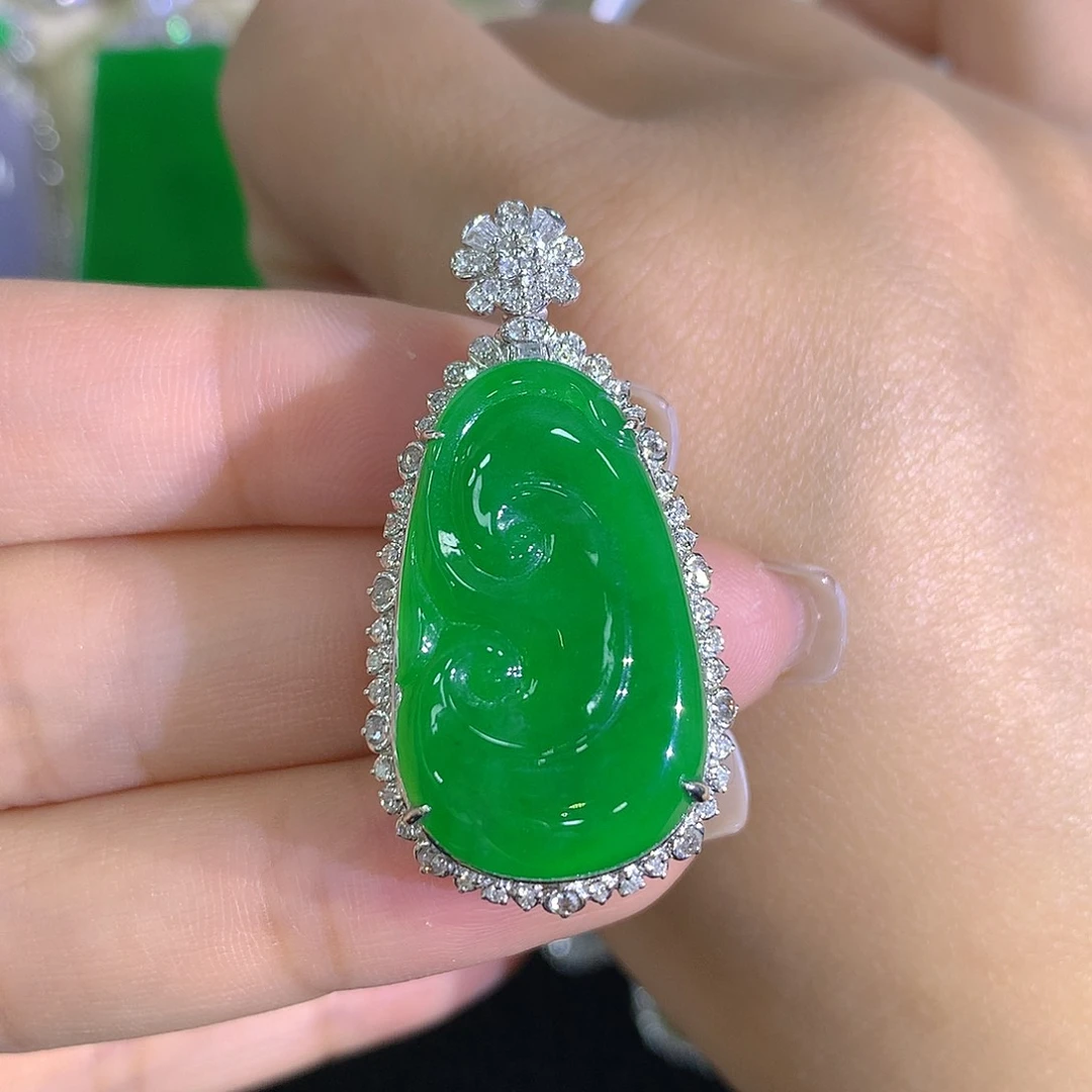 翡翠18K金镶嵌颈饰如意