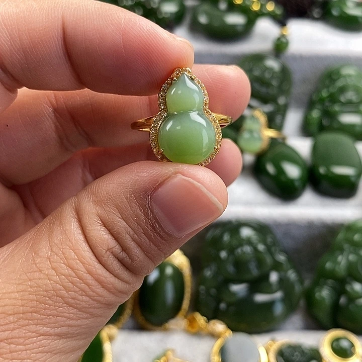 莲***宝和田玉（碧玉）未镶嵌颈饰