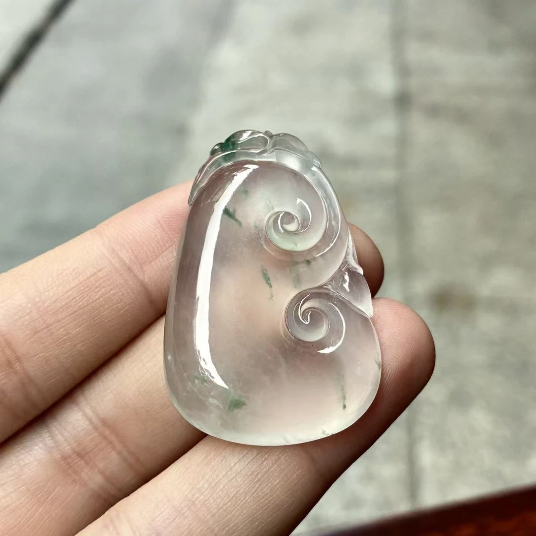 天然a货缅甸翡翠自然光高冰飘绿花如意吊坠，尺寸40.3/25.7/5.6
