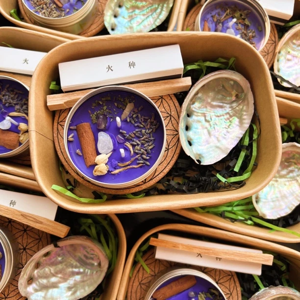 「学霸」专注与吸收蜡烛