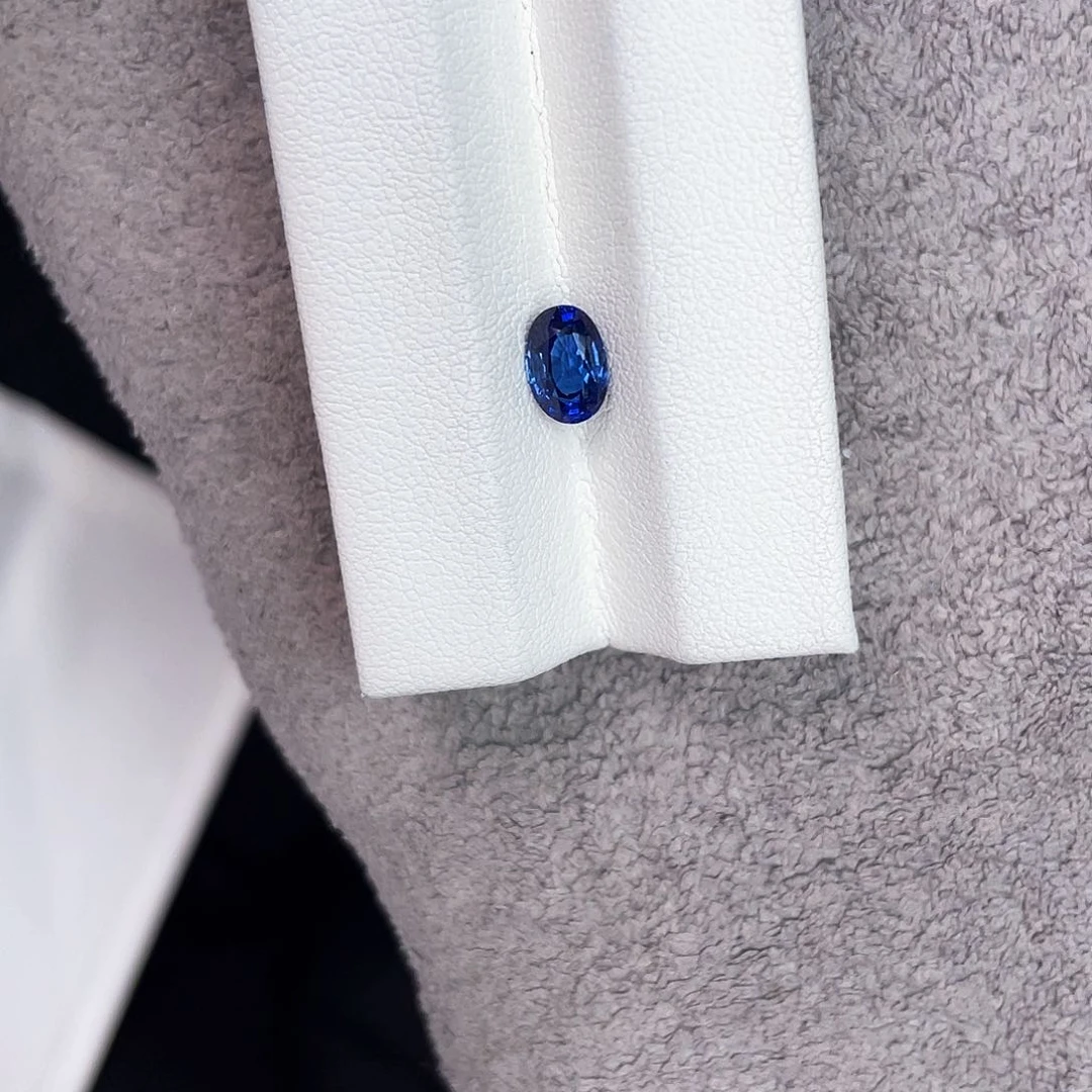 蓝宝石裸石未镶嵌1.37Ct。