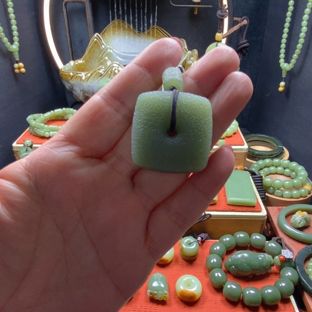 岫岩老玉（透闪石质玉）吊坠未镶嵌