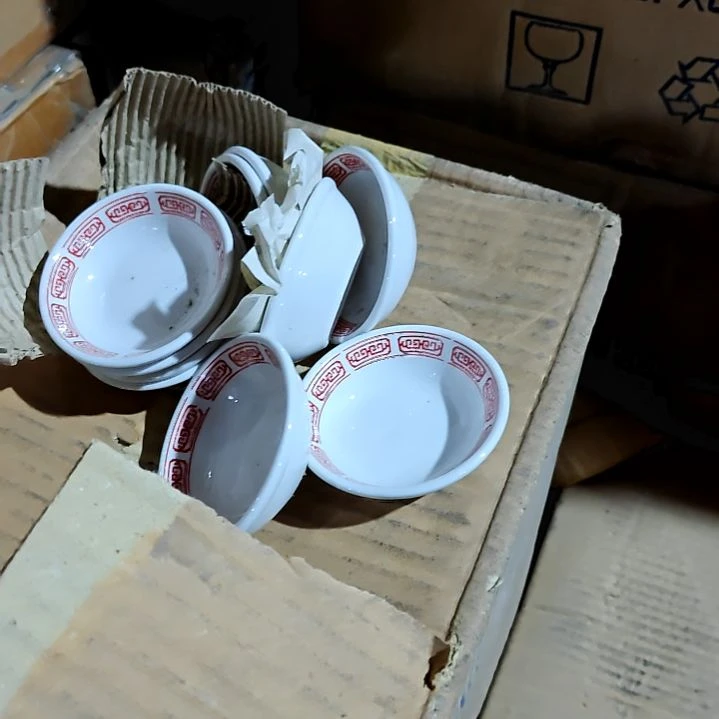 盘子碗茶壶啥都有