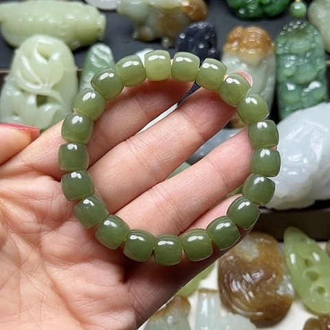 和田玉未镶嵌颈饰龍**人