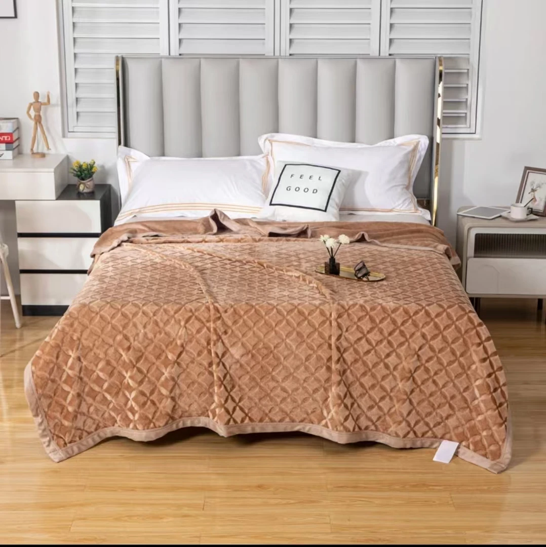 180cm*200cm仿兔绒驼色铜钱花卧室加厚绒毛毯