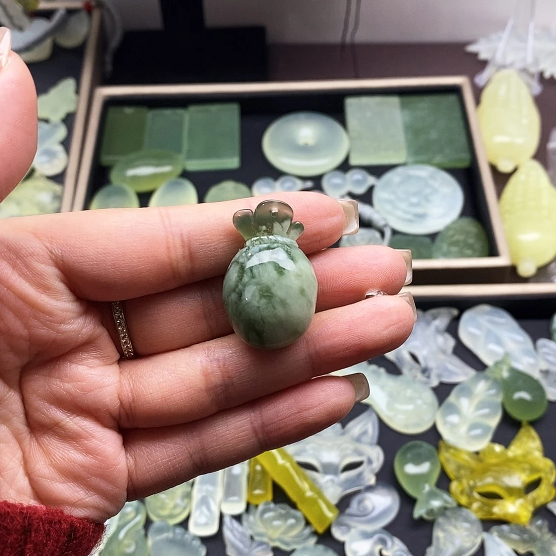 蛇纹石玉未镶嵌颈饰